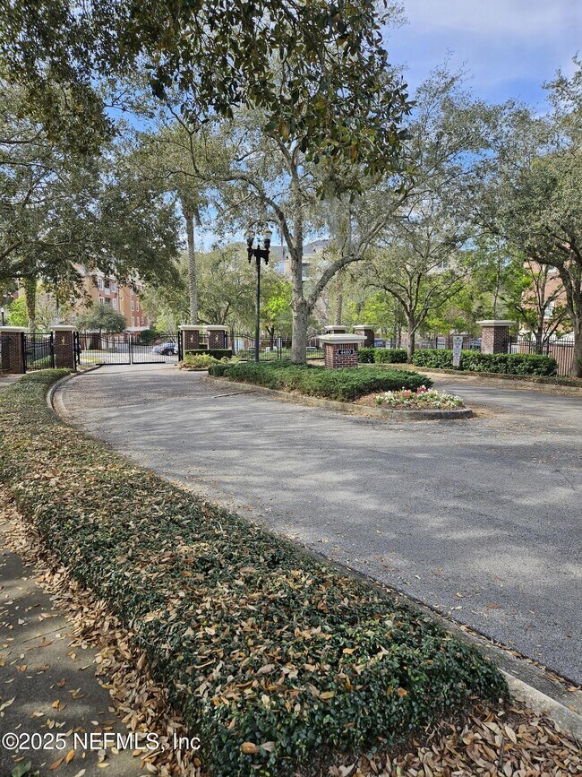 Foto del edificio - 4480 Deerwood Lake Pkwy