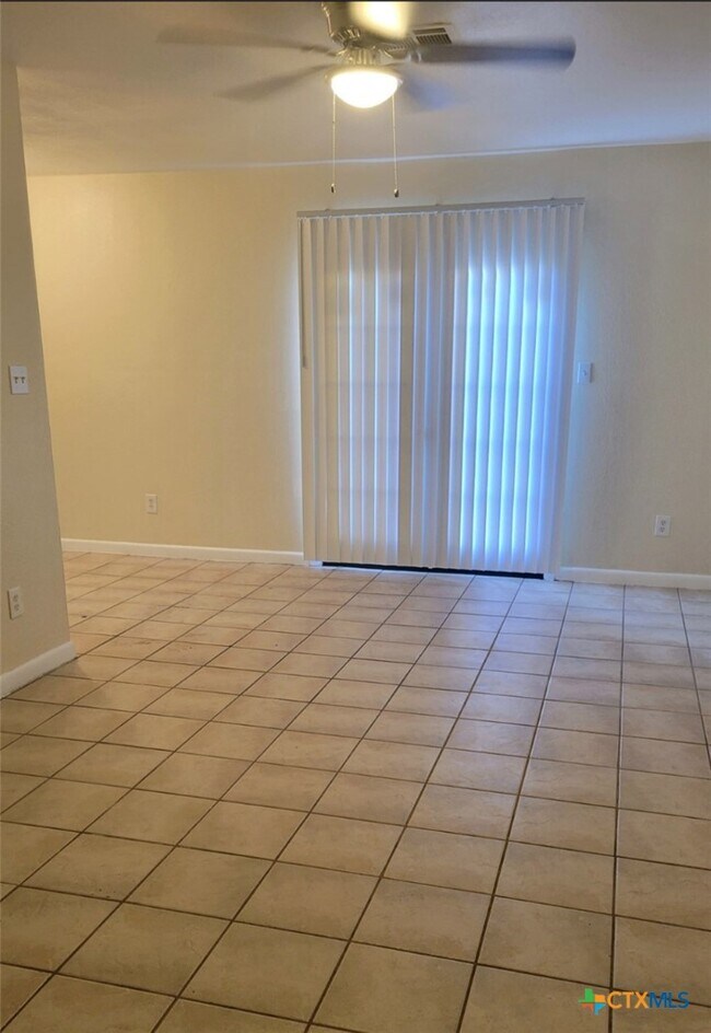 Foto del edificio - 8221 Sam Rayburn Dr