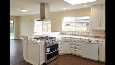 Building Photo - 752 Carmelita Dr