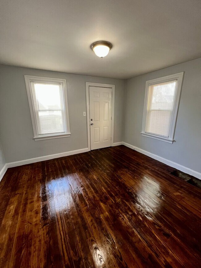 Foto del edificio - 1 Bedroom Home with Private Parking Available Now!