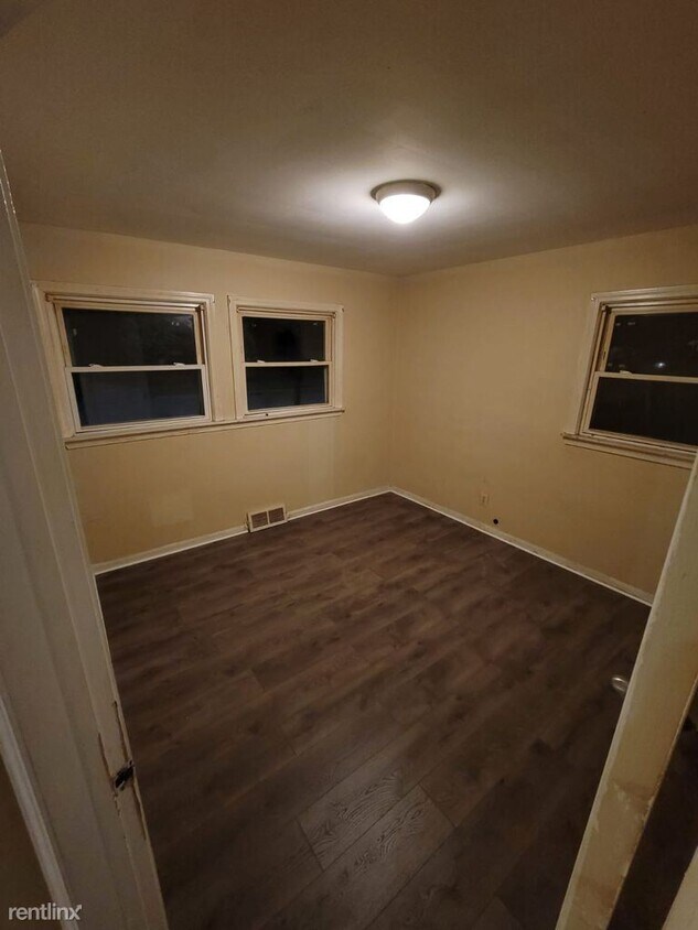 Foto principal - 3 br, 1 bath House - 94 E Henry St Section...