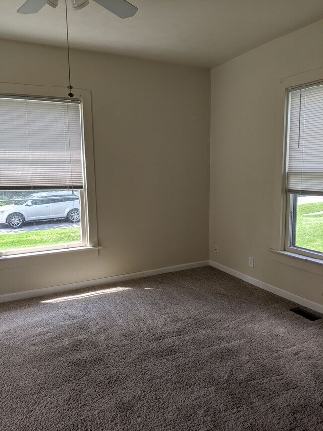 Foto del edificio - Two Bedroom One Bath Lower Duplex with W/D Hookup