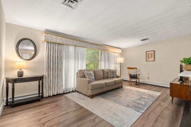 Foto del edificio - 14 Corrine Dr