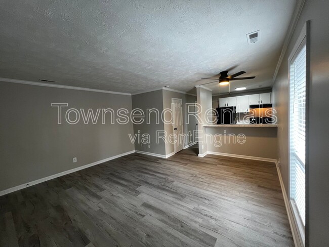 Building Photo - 5850 Century Oaks Dr