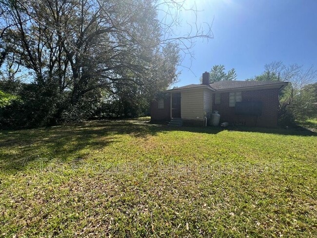 Building Photo - 5205 Hollycrest Dr