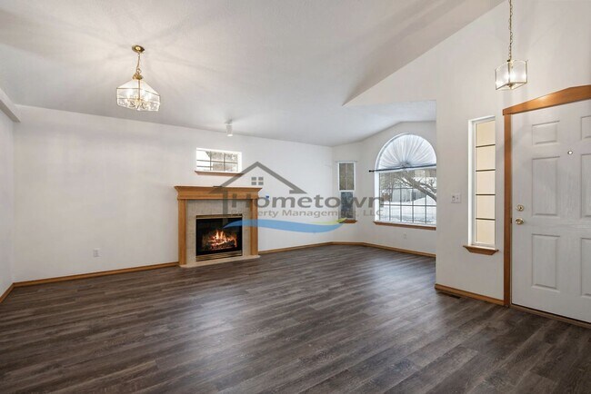 Foto del edificio - Lovely 3 Bedroom 2 Bath Home w/ 2 Car Gara...