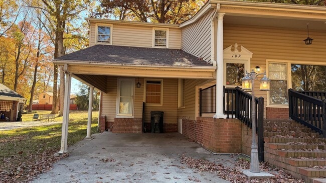 Building Photo - AVAILABLE NOW!