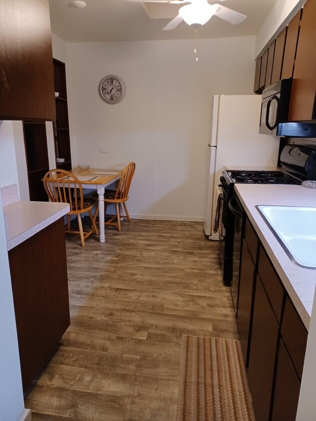 Primary Photo - 725 W Dempster St