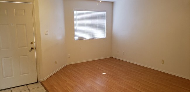 Building Photo - 483 Vancouver Rd SE, Apt B