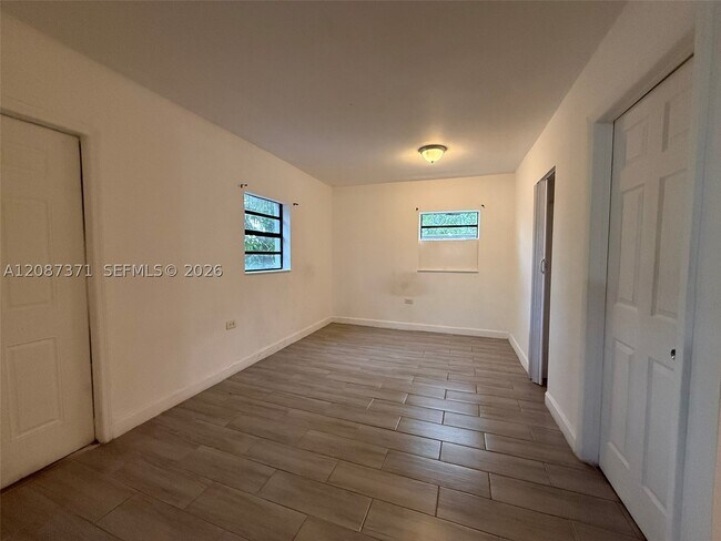 Foto del edificio - 237 NE 58th St