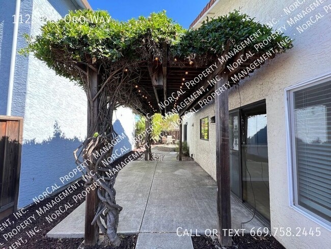 Building Photo - 1125 Del Oro Way