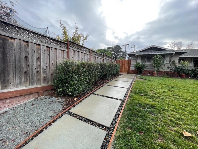 Foto del edificio - 2563 Briarwood Dr