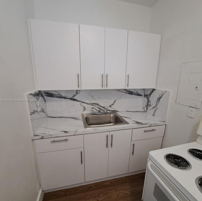 Building Photo - 1362 SW 2nd St