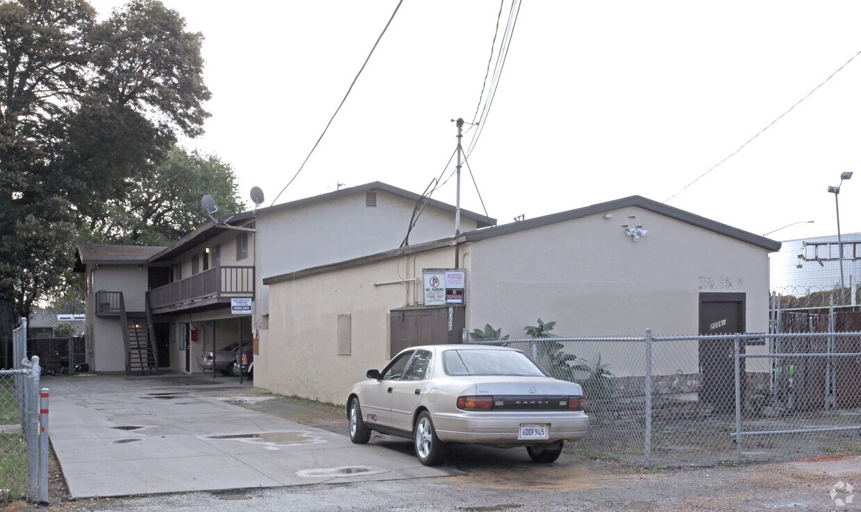 Primary Photo - 2056 Glen Way