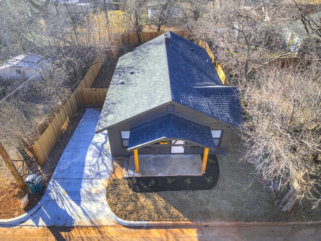 Building Photo - 3215 N Francis Ave