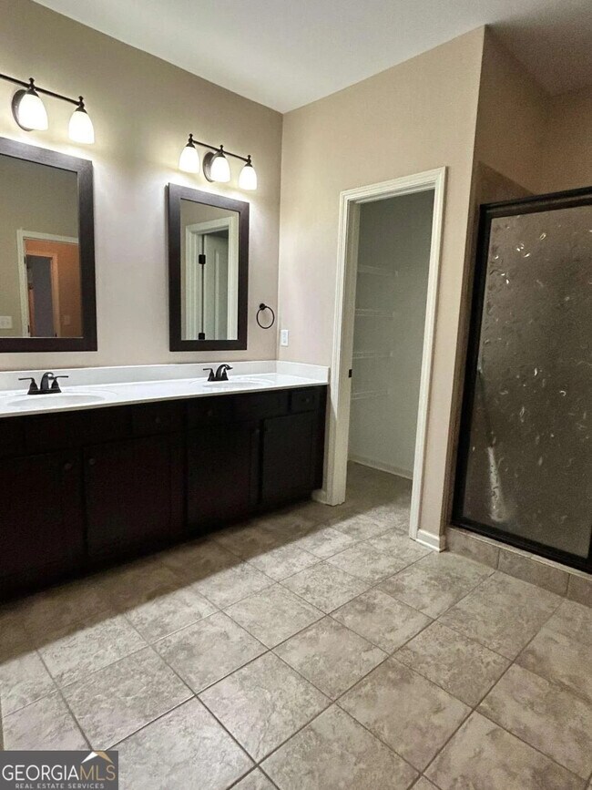 Foto del edificio - 4518 Hidden Creek Dr