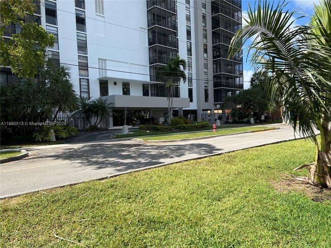 Foto del edificio - 2500 Northeast 135th Terrace Apt #B506, No...