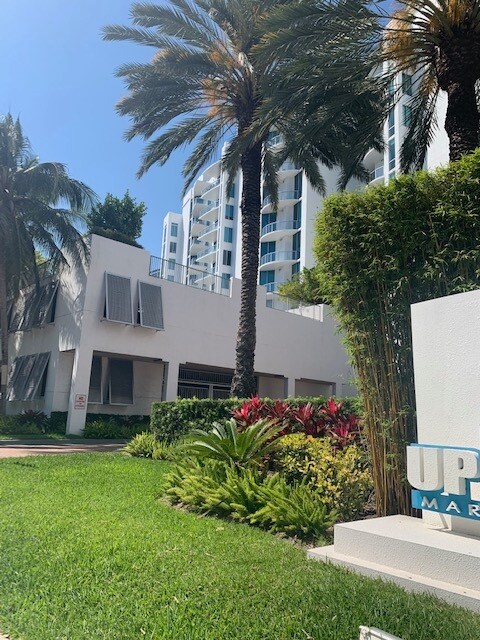 Terrenos de la UML - 3029 NE 188th St