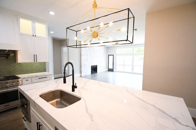 Building Photo - NEWLY REMODELED 4 bedroom + Study - Also F...