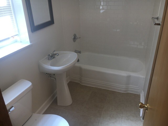 Building Photo - 1710 W Touhy Ave