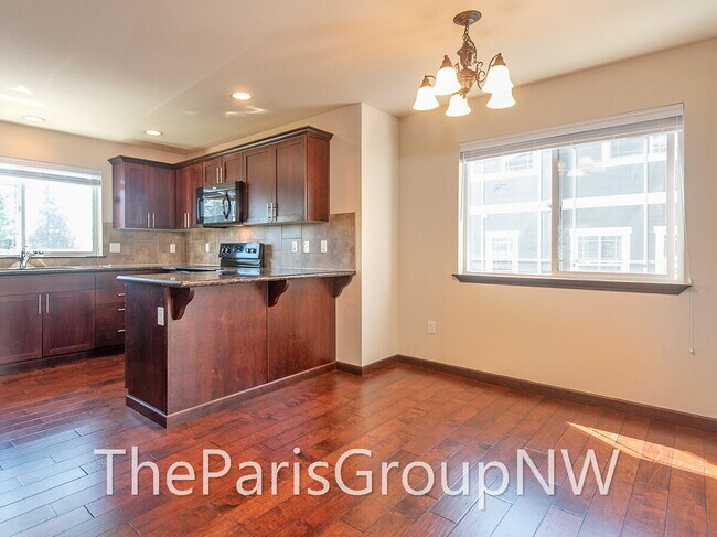 Foto del edificio - Spectacular Serene Lake 2012 TH – Great Location!