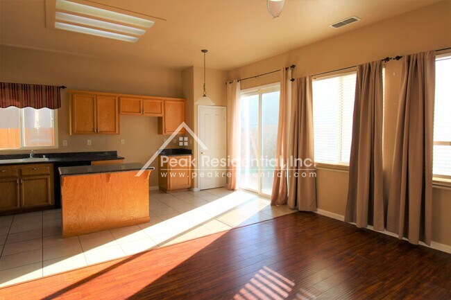 Foto del edificio - Very Nice 4bd/3ba Elk Grove House with 2 C...