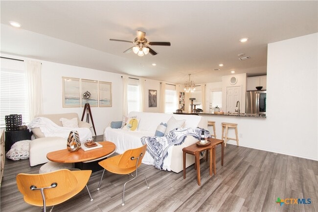 Building Photo - 303 Saddleback Trl