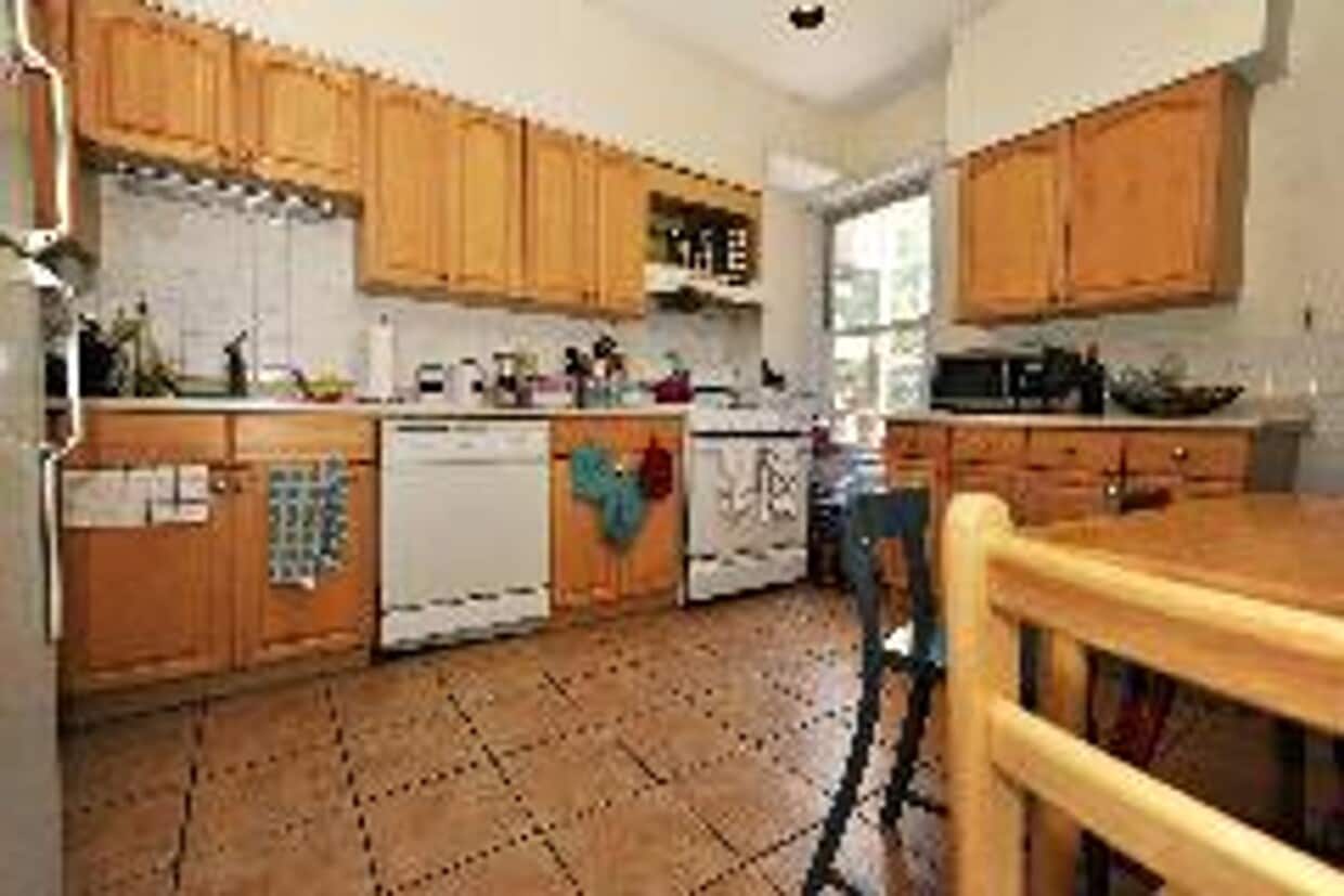 Spacious, Sunny and Renovate Cleveland Circle 4 Bed/2 Bath w/Porch on Strathmore Rd for 9/1/2026 - Spacious, Sunny and Renovate Cleveland Circle 4 Bed/2 Bath w/Porch on Strathmore Rd for 9/1/2026
