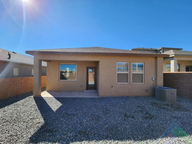 Building Photo - Beautiful 3br 2ba in the South Valley!