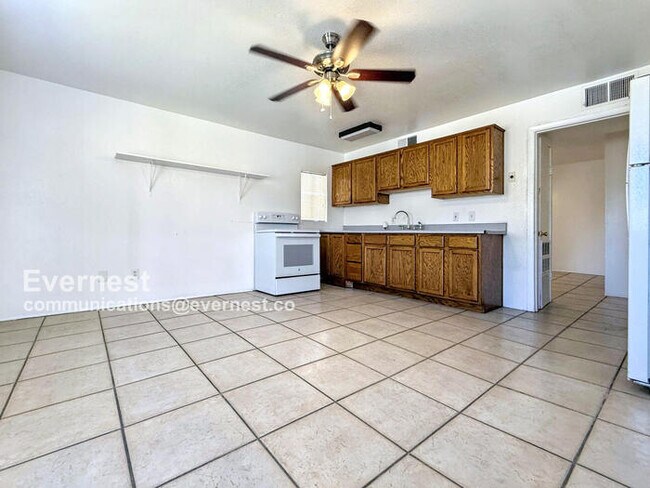 Foto del edificio - 2525 E Willetta St