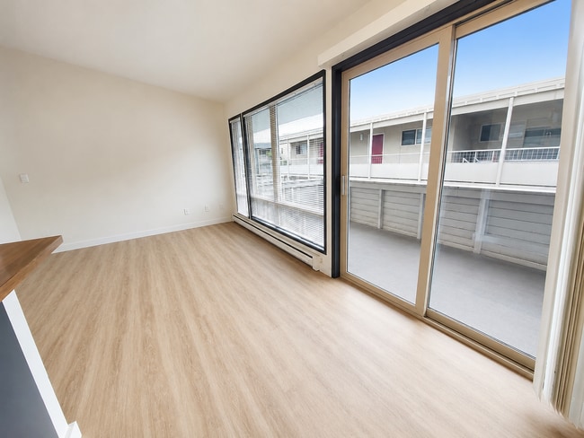 Building Photo - Bright 1 Bed / 1 Bath Apartment for Rent in North Seattle Private Balcony, Near Green Lake & Nort...
