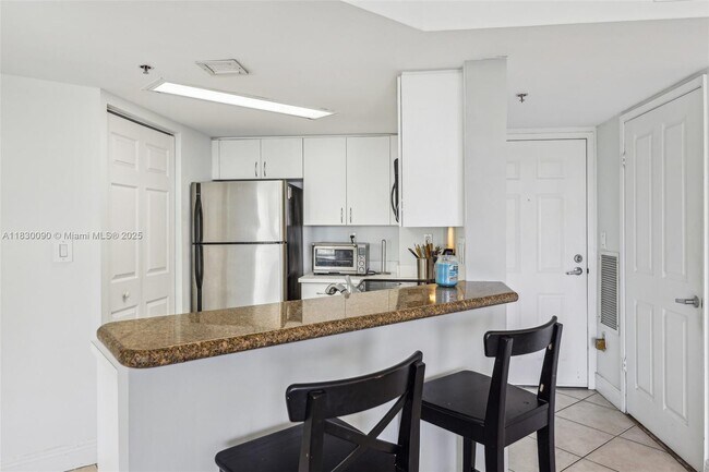 Foto del edificio - 2351 Douglas Rd