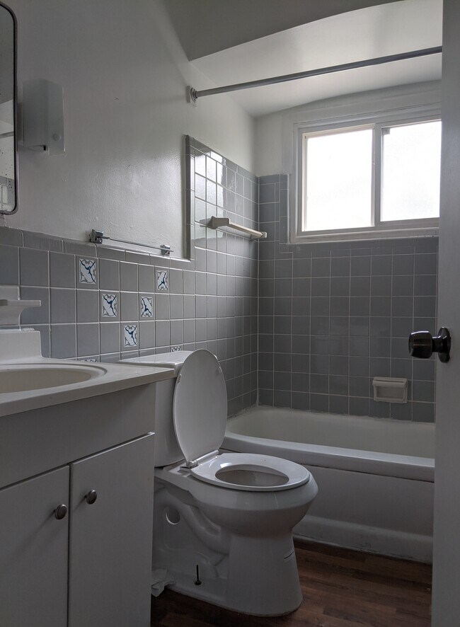 Batthroom v1 Vanity tub - 11750 Morang Ave