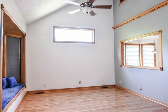 Building Photo - Pet Friendly Three Bedroom!