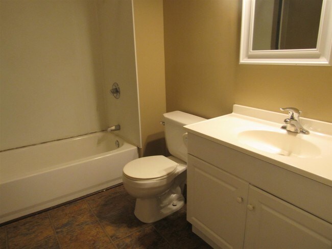 Building Photo - 484 Notre Dame Ave