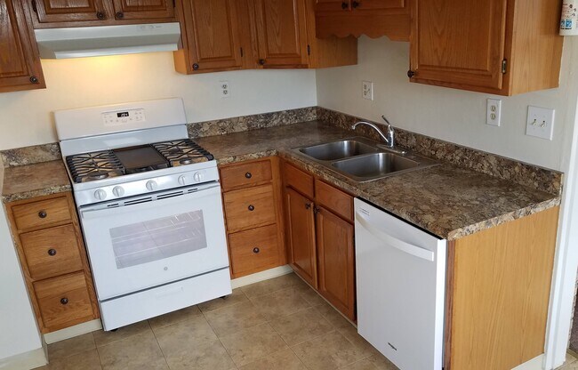 Kitchen - 107 Braden Ct Apartments