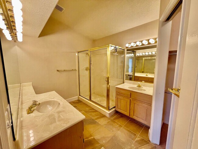 Foto del edificio - Lovely 3-BR Home in Southgate