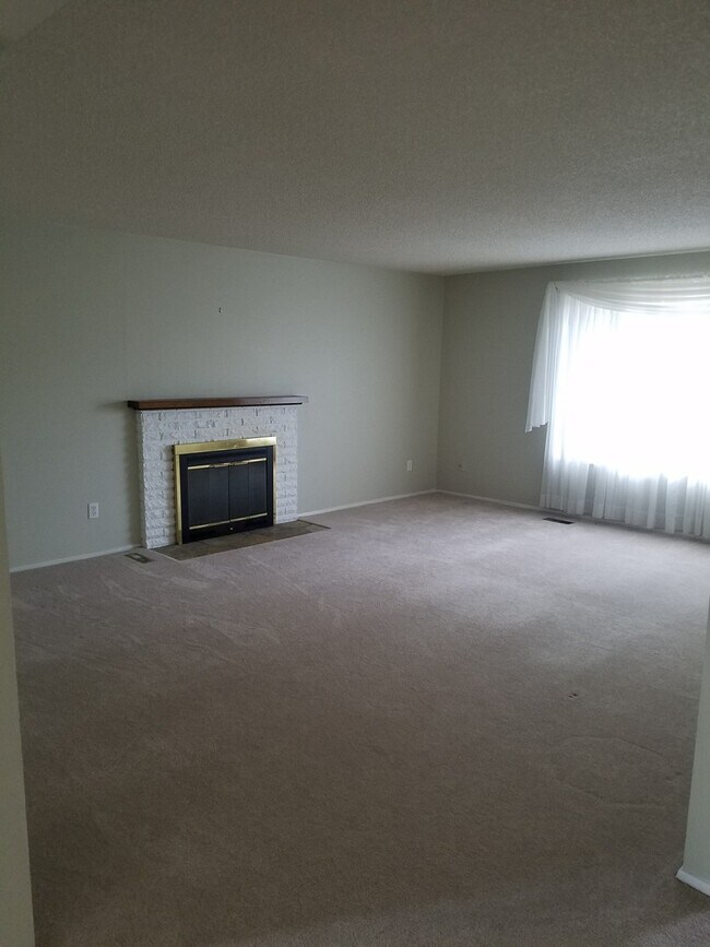 Building Photo - Country-chic 3 bed/1.5 bath + family room....