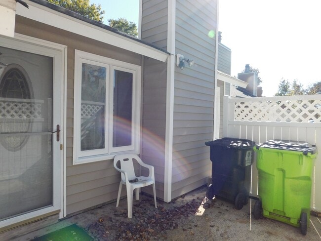 Building Photo - 1512 College Way