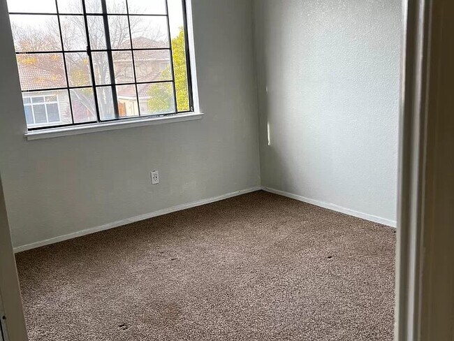 Building Photo - Beautiful home for you