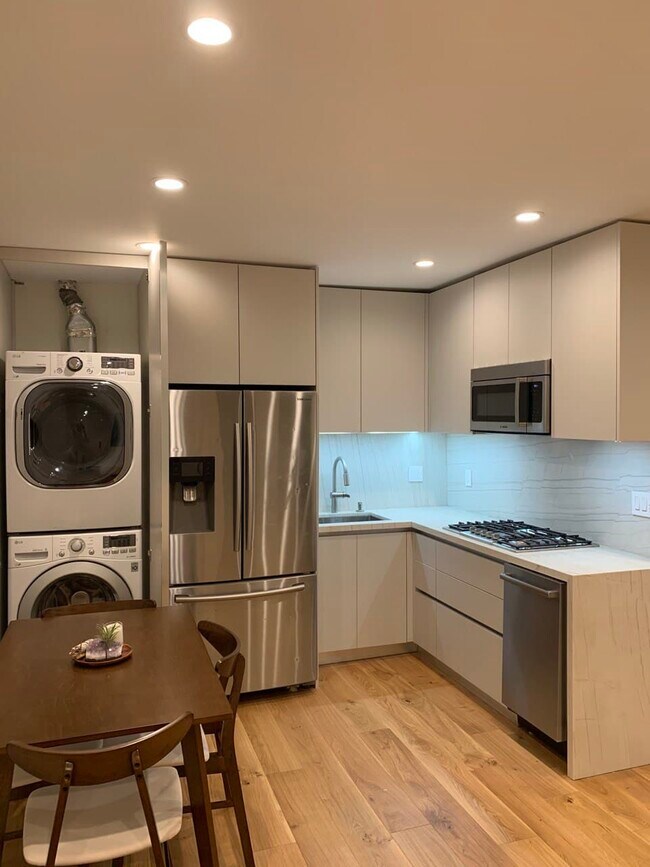 Foto del edificio - 3527 Greenfield Ave