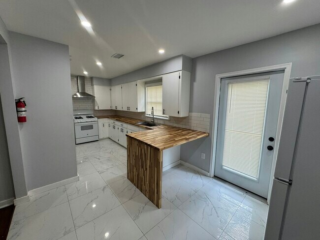 Foto del edificio - 329 Pine Ridge Rd