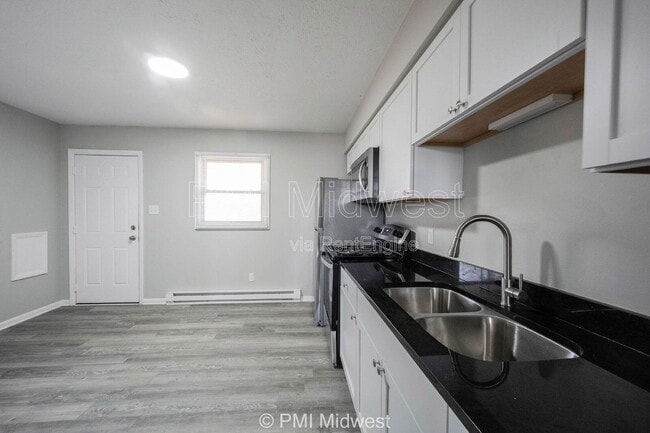 Building Photo - 570 U.S. 52