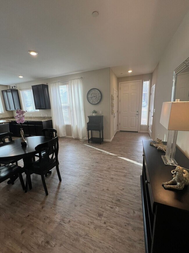 Building Photo - Furnished $2175 / Unfurnished $1950