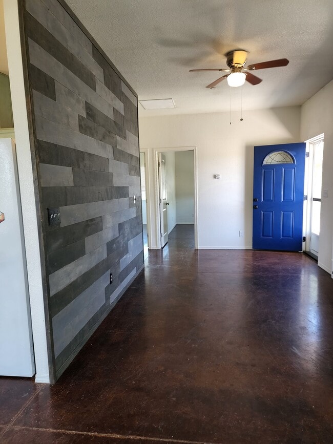 Building Photo - 16902 Hickman Ln