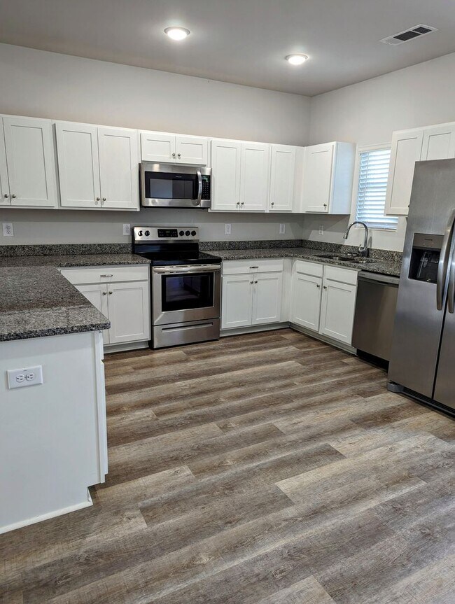 Foto del edificio - Beautiful 2 Bedroom 2 Bath off of Meriweather Road** Rent Special**