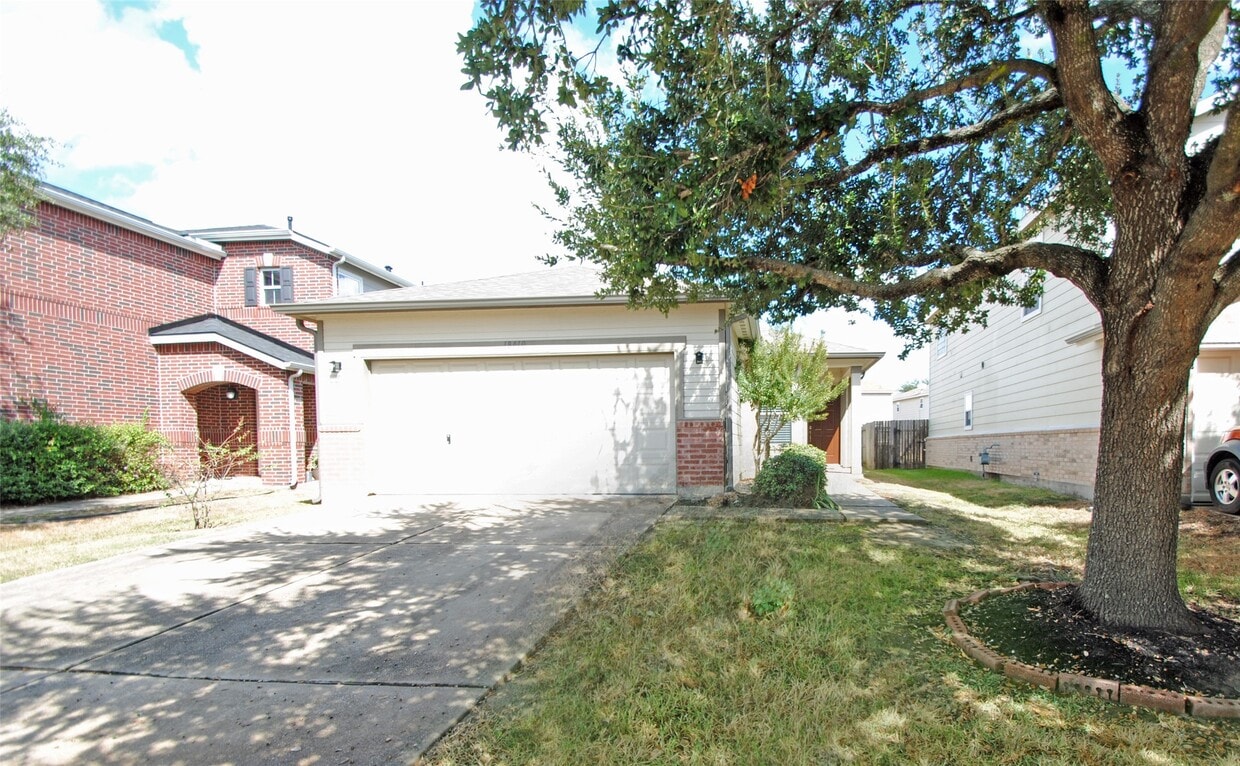 Foto principal - 18410 Fair Grange Ln