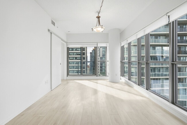 Building Photo - 159-2159 Dundas St E