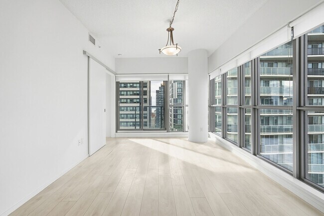 Photo du bâtiment - 159-2159 Dundas St E