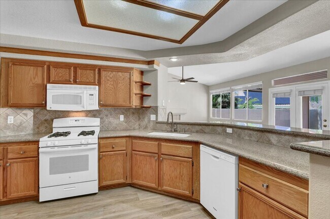 Foto del edificio - Green Valley Henderson recently remodeled ...